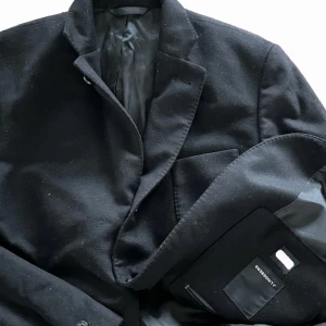 J. Lindeberg Blazer - J. Lindeberg Blazer. 🧥Riktigt schysst blazer från J. Lindberg. Kostar mellan 1 tusen till 2000kr ny priss💶 passformen är riktigt snygg. Passar till allt.🍾 Knappt använd! Kom gärna dm ifsll du har några frågor!🙏🏼 Pris går att diskutera💶