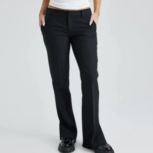 Low waist kostymbyxor  - Säljer ett par lågmidjade kostymbyxor från BikBok i modellen ”Vera petite” i st 34🩵🩵Skriv för fler bilder!