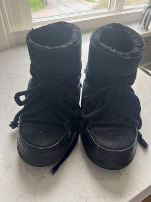 Svarta Inuikii skor storlek 37, jag har 38 i vanliga fall💕 lite smutsiga och snörena är slitna men annars hela och i bra skick! 550+ frakten