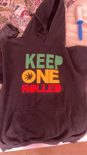 keep one rolled rasta hoodie - Köpte den för 700 i london säljer för 300 