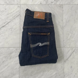 Nudie Jeans - Säljer nu dessa feta och unika Nudie Jeans i modellen ’Thin Finn’ vilket är en slim passform. Jeans är i fantastiskt skick utan några defekter - Nypris: 1800 kr - Storlek: 30/32 - Hör av er vid minsta fråga eller fundering :)