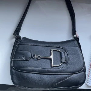 Vintage väska  - Vintage axelväska som jag har köpt på loppis men som tyvärr inte kommer till användning. Metallen är lite rostig men väskan är helt ny och oanvänd