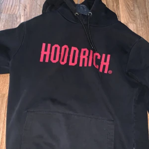 Hoodrich hoodie - Säljer nu min Hoodrich hoodie🕷️ det är storlek S men passar även M, skick 6/10