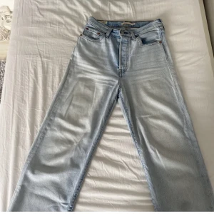 Levi’s Jeans - Levi’s jeans i modellen ”ribcage straight” i ljusblå färg. Bra skick, finns dock hål på insidan av byxorna uppe där man kan sätta skärp (se bild 3!), finns också två pytteminismå rosa fläckar som jag kan skicka bild på! Hör av dig vid ev. frågor!! 🩷