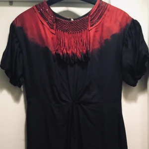 DAY Birger Mikkelsen klänning - Daily couture, snygg siden klänning, helfodrad med dragkedja baktill. Pärlbroderi runt halsen, fint skick.