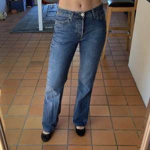 Lågmidjade jeans - Mörka, lågmidjade jeans i strl 28/32 