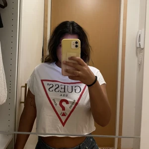 T-shirt  - Snygg T-shirt från guess. Intressekoll! 