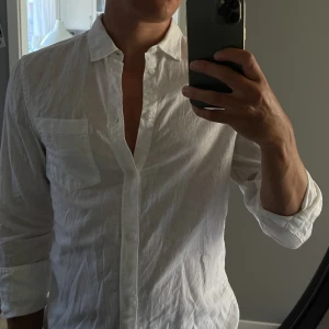 Linneskjorta - Säljer en vit linneskjorta i storlek M slim fit, nypris 700, kvaliteten är god, inga fläckar. 