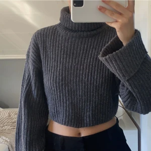Grå stickad tröja - stickad tröja som är croppad från Gina Tricot, säljer för att jag aldrig har använt den, köparen står för frakten ✨