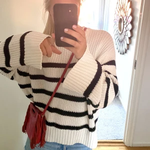 maje väska - Säljer min fina majeväska då den inte kommer till användning löngre. Den är köpt på Plick, nypris är mellan 2000 och 2800kr. Den har lite defekter, skriv för fler bilder. Köp direkt vid 800kr 