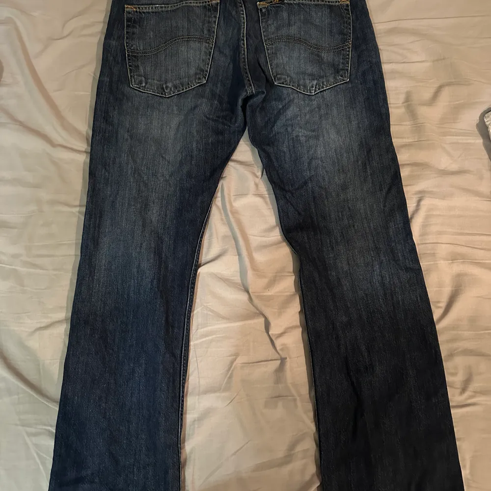 Såå snygga lågmidjade bootcut jeans från Lee🥰 super fint skick! Säljer då det är pyttelite små för mig tyvärr🥰 midjan rakt över är 45 cm☺️ stl W33 L32! Skicka för fler bilder!. Jeans & Byxor.