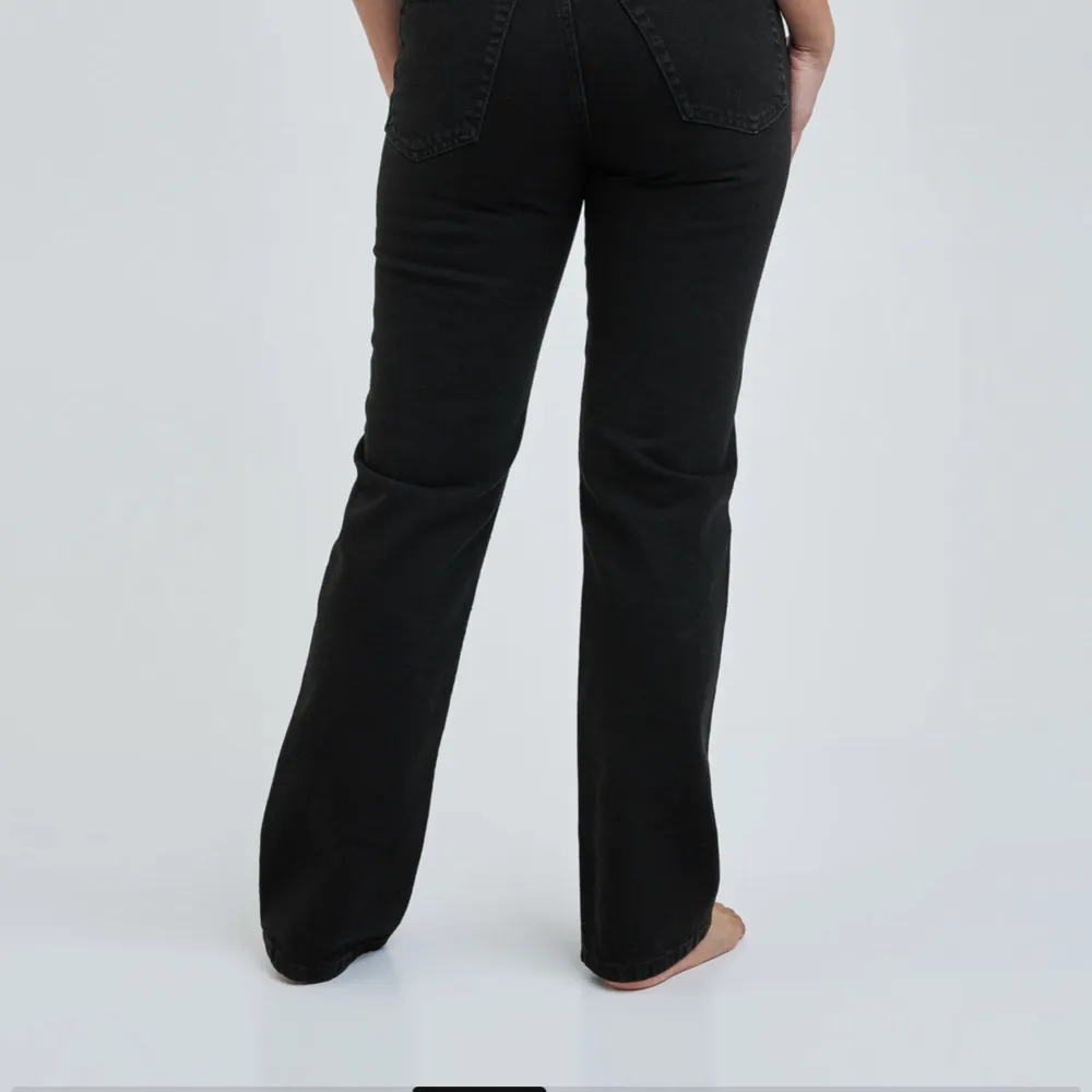 Jeans från bikbok otroligt snygga och slutsålda på sidan, helt oanvända💕köparen står för frakten🙏🏼. Jeans & Byxor.