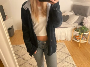 Mörkblå Manchester jacka - Brandy melville inspirerad jacka. Mörkblå Manchester med ljusblå insida! Säljer då jag har för många jackor. Har någon slitning.  Köpare står för frakten. Hör av er vid frågor eller intresse🙏🏼