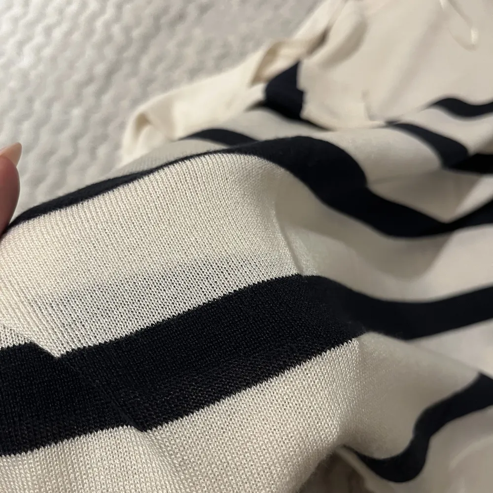 Säljer denna tunnt stickade tröja från Zara. Supersöt och endast använd en gång, är i nyskick🤍Storlek M (tycker den är liten i storleken). Tröjor & Koftor.