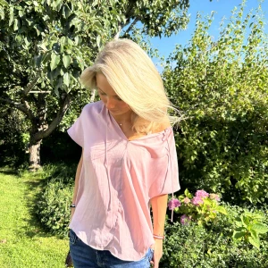 Rosa blus - Säljer den här super gulliga rosa blusen från H&M! Väldigt gullig färg!!! Skriv till mig ifall du är intresserad eller har frågor🩷🩷🩷