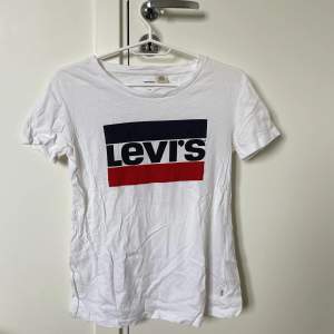 Levi’s T-shirt i Strl Xxs. Nypris - 319kr Använd fåtal gånger.