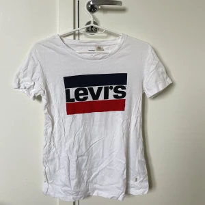 T-shirt  - Levi’s T-shirt i Strl Xxs. Nypris - 319kr Använd fåtal gånger.