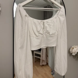 Blus - Blus i fint skick, använd en gång