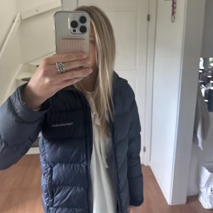 Peak performance jacka - En mörkblå peak jacka i storlek 160, använd i ca två vintar och har en litedefekt som ni ser på bild 2. Ny pris ca 3000, mitt pris 700 går kanske  att diskuter pris. Skriv för fler bilder. 