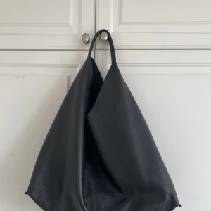 Stor väska i läder  - Snygg väska i äkta läder från & Other stories. Väskan är bara använd ett fåtal gånger så ser som ny ut. Säljer för att den inte kommer till användning! Nypris 1200 kr och pris går att diskuteras💞