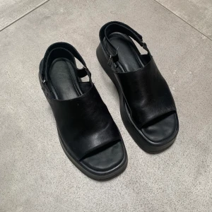 Vagabond Sandaler - Vagabond Sandaler Courtney, nypris 1100kr. Tecken på användning finns som syns på bilderna, annars fint skick!