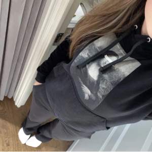 Säljer denna jättemysiga hoodie från The cool elephant, så fint skick förutom att trycket är lite lite slitet, hör av dig för fler bilder eller frågor!❤️ Storlek XS men passar definitivt S också💞