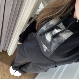 Hoodie🖤 - Säljer denna jättemysiga hoodie från The cool elephant, så fint skick förutom att trycket är lite lite slitet, hör av dig för fler bilder eller frågor!❤️ Storlek XS men passar definitivt S också💞