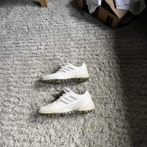 Vita sköna Adidas skor med dubbar i använt skick  