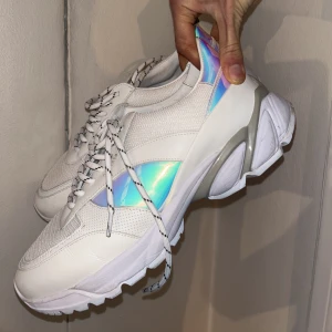 Axel Arigato shoes - Sneakers i oanvänt skick från Axel Arigato. Ny pris någon stans mellan 2500-3200.   Flyttat och behöver göra mig av med allt från gammal garderob! Möts upp vid slussen❤️