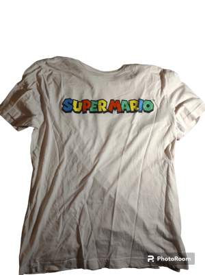 En super mario t-shirt som inte används, Obs. den är lite ljusrosa för den har råkats tvättats med röd men ändå super gullig och fin. Färgerna är jättefina och tröjan är hel💗