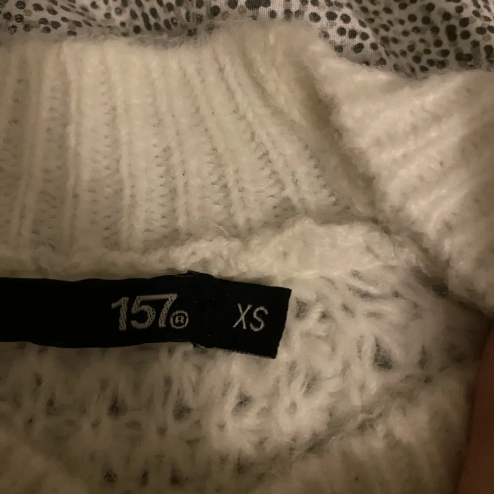 Säljer min vita stickade tröja i Xs från lager 157🩷 Använd ett fåtal gånger hemma och är som ny. Nypris ca 150kr🩷. Stickat.
