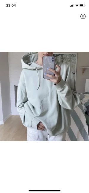 Grön hoodie - Stor grön hoodie från lager157! Jättemysig då den är stor, färgen är jättefin! Strl XL men Passar S/M också. Hör av dig vid frågor, frakt ej inkl!