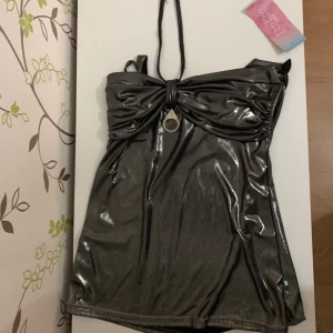 Fest topp - Så snygg Och trendig halterneck fest topp helt ny med prislappen på också. Köpte utomlands för 50€ och den är helt ny.