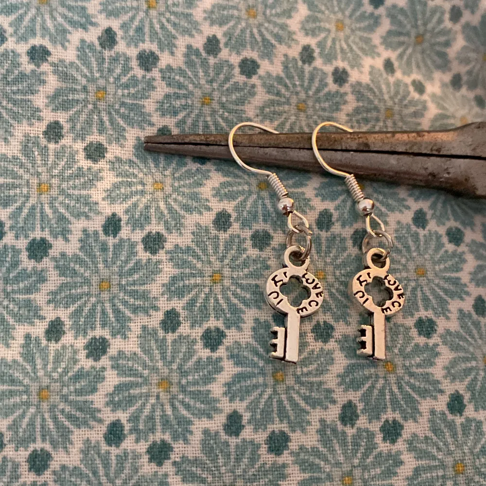Säljer dessa hemmagjorda nyckel berlockers örhängen! Aldrig använda. Accessoarer.