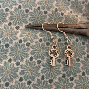 Säljer dessa hemmagjorda nyckel berlockers örhängen! Aldrig använda