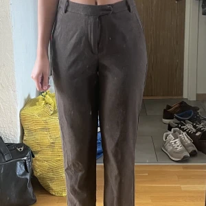 Bruna kostymbyxor från lindex - Supersköna byxor😍  Stl 36 Jag är 165 och byxorna har en perfekt längd för mig