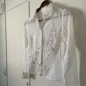 Linneskjorta - Jättefin linneskjorta med broderade blom-detaljer.
