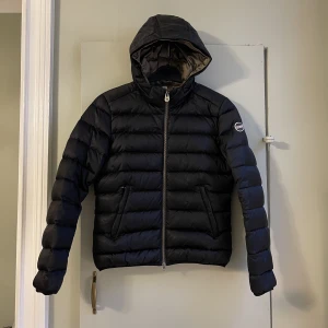 Colmarjacka - Fin och varm dunjacka från Colmar! Passar bra till dig som bär XS/S!  Finns i Sthlm:)
