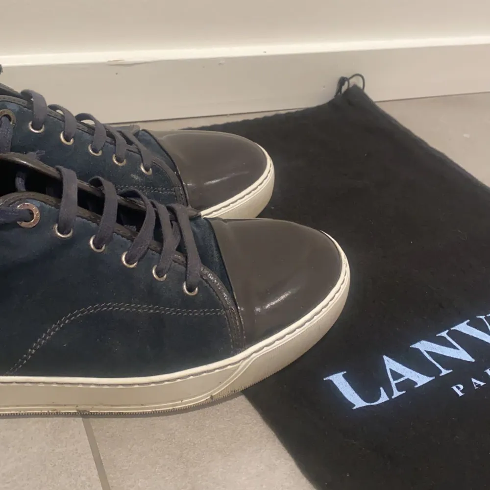 Säljer dessa fina Lanvin skor i färgen blå. Skick: 7,5/10, nypris: 4 300 kr. De är i storlek Uk 10 vilket motsvarar cirka 45. Endast dustbag medföljs. Hör av dig vid frågor och funderingar!🙌🏽 . Skor.