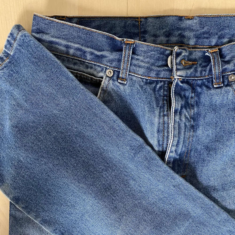 Mid-waiste raka jeans köpta från humana. Snygga och sköna! Byxorna är väl omhändertagna och i bra skick!. Jeans & Byxor.