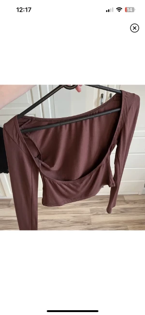Topp med öppen rygg - Snygg brun topp med öppen rygg. Jättebra skick. Storlek s💕