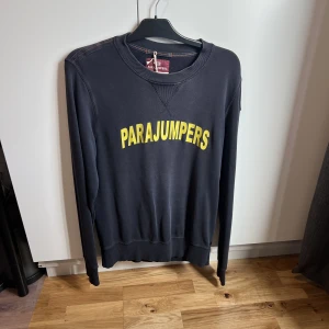 Tröja - Skick 7/10 hel men lite urtvättad. 