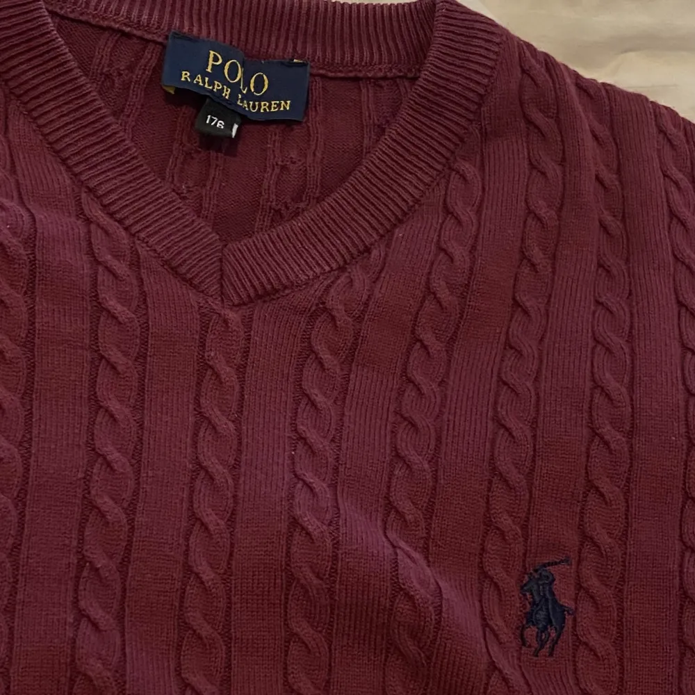 Säljer min polo rl tröja, den är bra skick, nypris ca 1400kr säljer för 250kr kontakta för mer info 😊. Toppar.