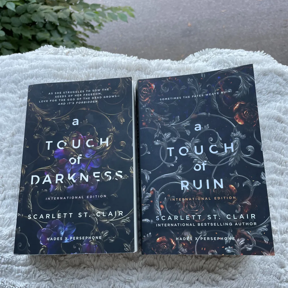 A touch of darkness första boken och andra boken som är helt nya och olästa! Fri frakt bara idag så passa på och köp innan det är för sent! båda tillsammans kostar 150kr🤍🖤. Övrigt.