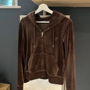 Juicy couture set - Super fin set. Gott som nytt och sparsamt användt. Tröjan är i M och byxorna i xs