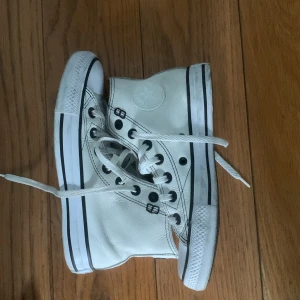 Converse  - Storlek 35, US size 4.  Converse i bra skick, köpte på second hand för 400kr men de var för små.