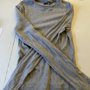 säljer denna gråa långärmade tröjan i stl m då den är för stor och inte kommer till användning💕intr använd, bra skick! köparen står för frakten