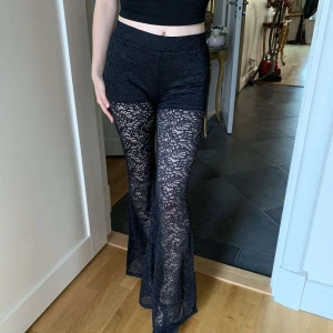 Tull byxor - Bootcut byxa i till. Har undershorts. Het ny med taggen på. Från Ginatricot. Storlek S. Festliga byxor. Passar för disco och nattklubb. ❤️