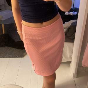 Jättefin använd kjol från Hm💕storlek M men passar även S Säljer även en vit🫶🏻