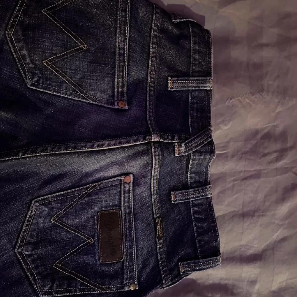 Säljer dessa superfina wrangler jeans då de är lite för små på mig. Lågmidjade med bootcut. Skriv för fler bilder💕. Kolla in min sida för andra liknande plagg💕. Jeans & Byxor.